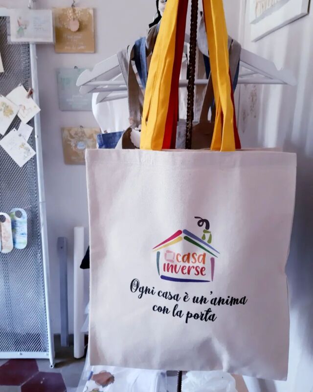 Con la primavera sono arrivate anche tante nuovissime #shopper davvero originali e anche dipinte a mano.

A grande richiesta abbiamo fatto anche quella con il nostro #slogan dandole un colpo di giallo allegria!🤩

Solo 15 euro
In laboratorio una vasta scelta, vi aspettiamo!
WWW.CASAINVERSE.IT 

#shopperbag #shopper #shopperbag #shoppers #casainverse #trend