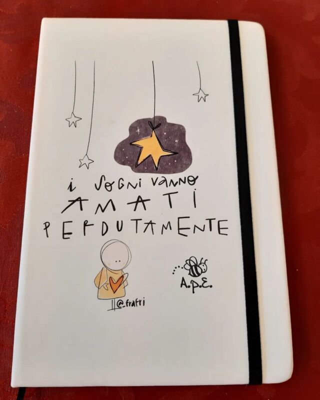 In questi giorni abbiamo ricevuto la visita e il regalo di @__frafri 😍

Quanto sarà bello scambiarsi idee, esperienze e regali quando si fa un lavoro simile? Chi non capisce il significato di #collaborazione si perde molto di tutto, anche del senso del lavoro...

Grazie ancora di vero cuore @__frafri e torna presto a trovarci!!😍😍😍

#scambi #regalibelli #sorprese #illustrazioni #frasi #frasibelle #frasibelle #casainverse #frasiappesealfrigorifero