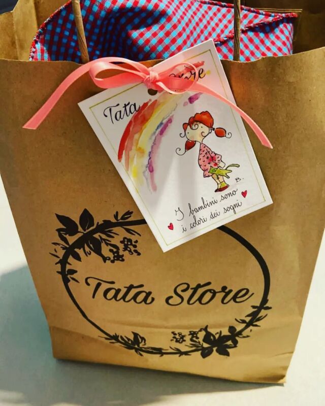 Lavorare con aziende di artigiani ci rende felici per tanti motivi: hanno la nostra stessa visione, amano le tradizioni, il bello e il fatto a mano, e sono empatiche. 

Grazie di cuore a @tata__stor per averci scelto per i suoi chiudipacco speciali, rigorosamente illustrati a mano e poi stampati su carta avorio.

Scegliete aziende di qualità, @tata__stor è tra queste!😊😉

#articolidaregalo #artigianato #abbigliamentobimbi #nascite #sartoria #tatastore #casainverse #collaborazionibelle